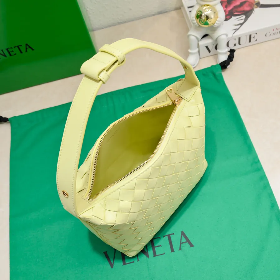 BvWallace Shoulder Lunch Tote Intrecciato Crafted with Happa Lamb Leather