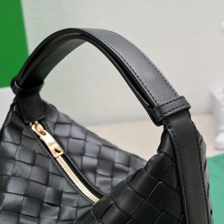 BvWallace Shoulder Lunch Tote Intrecciato Crafted, Happa Lamb Leather
