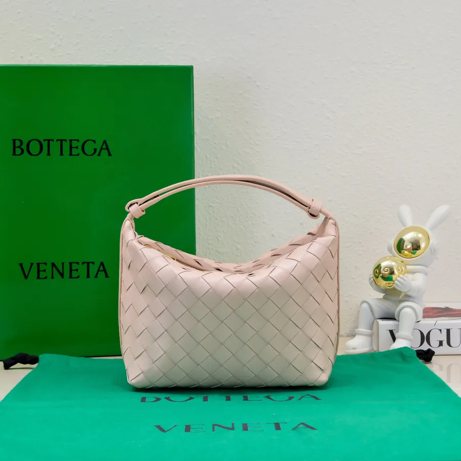 BvWallace Shoulder Lunch Tote Intrecciato Crafted with Happa Lamb Leather