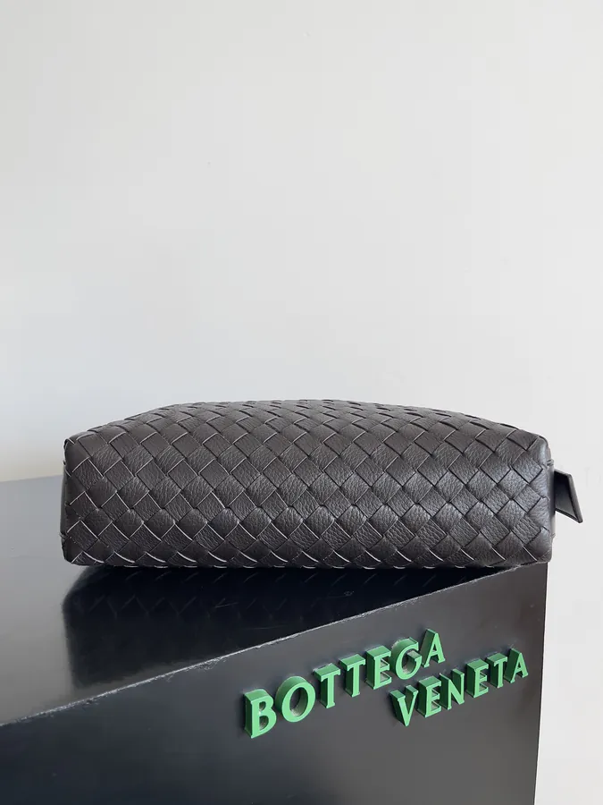 BOTTEGA VENETA Traveler Bucket Bag in Grained Calfskin