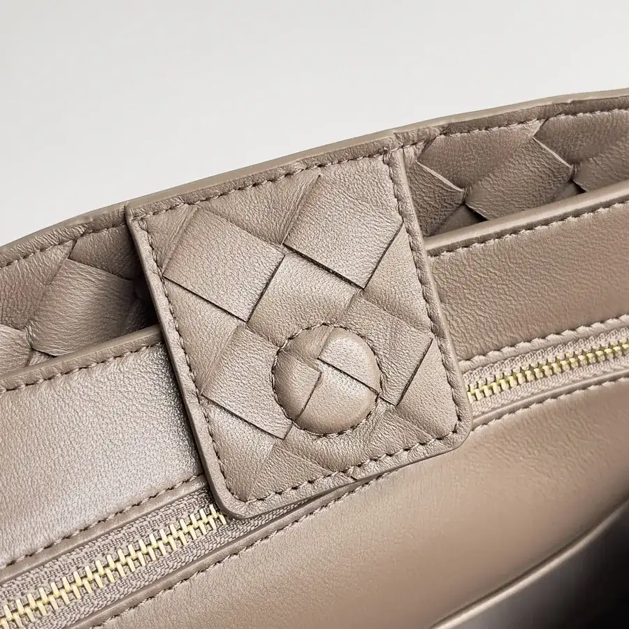 Bottega Veneta 2023 New Andiamo Bucket Bag