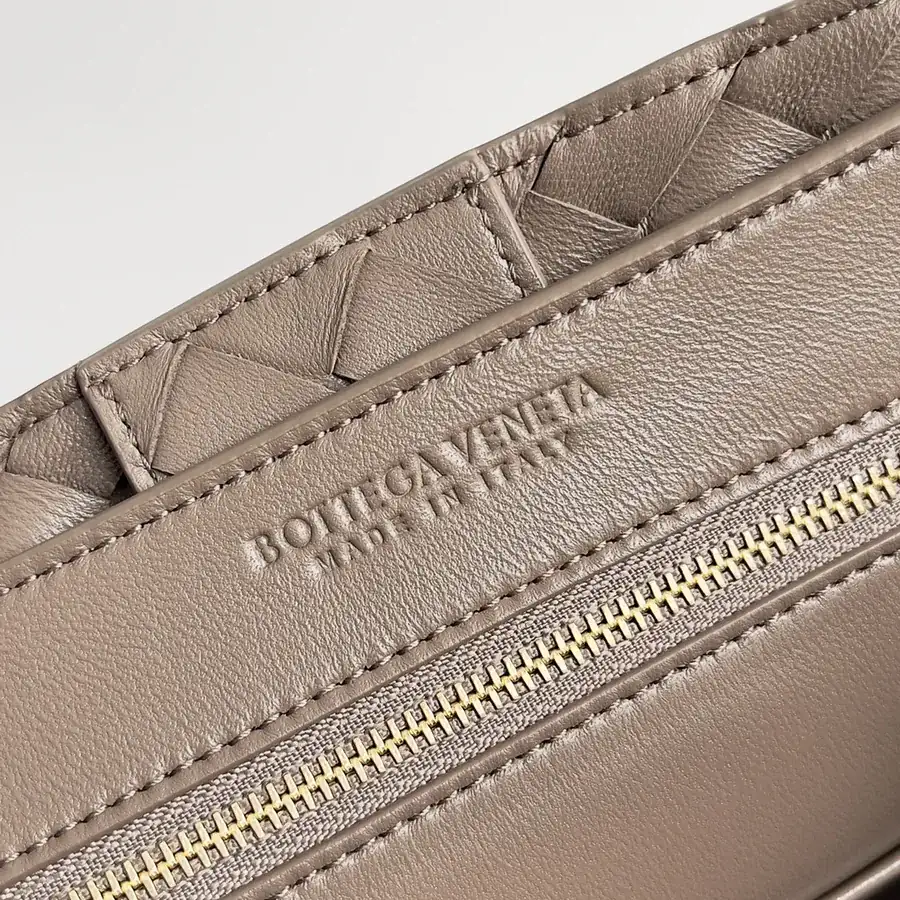 Bottega Veneta 2023 New Andiamo Bucket Bag