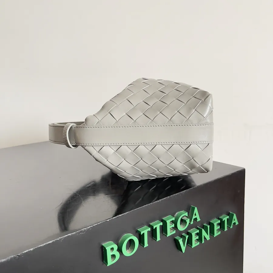 Bottega Veneta 2024 Trendy Bento Bag with Intrecciato Craftsmanship