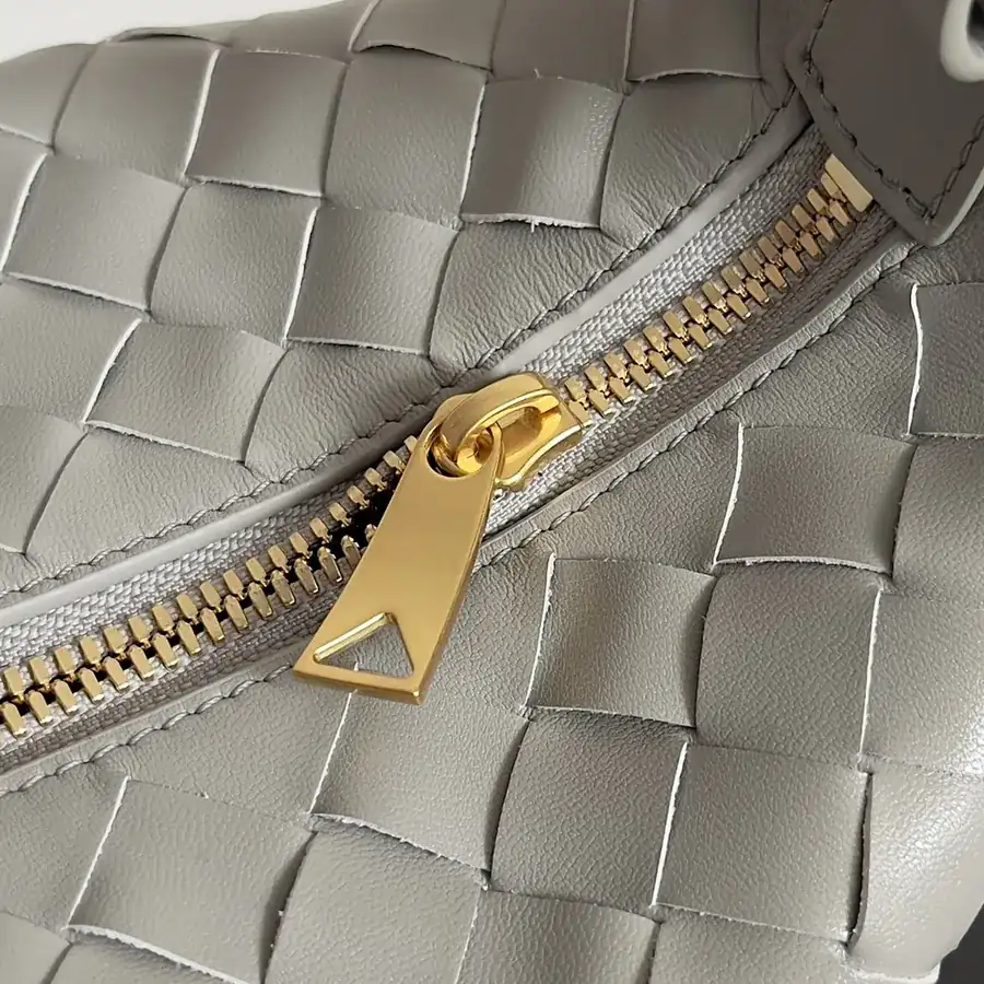 Bottega Veneta 2024 Trendy Bento Bag with Intrecciato Craftsmanship