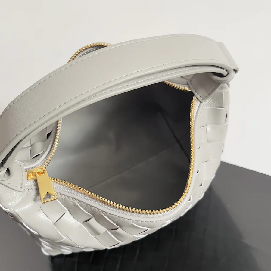 Bottega Veneta 2024 Trendy Bento Bag with Intrecciato Craftsmanship