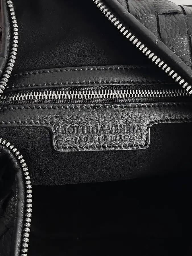 BOTTEGA VENETA Traveler Bucket Bag in Grained Calfskin