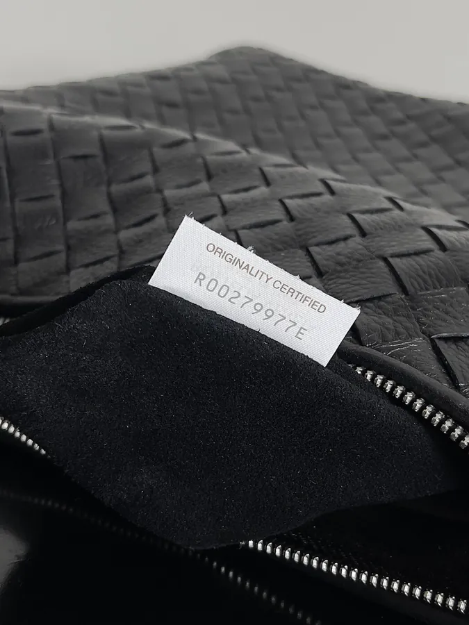 BOTTEGA VENETA Traveler Bucket Bag in Grained Calfskin