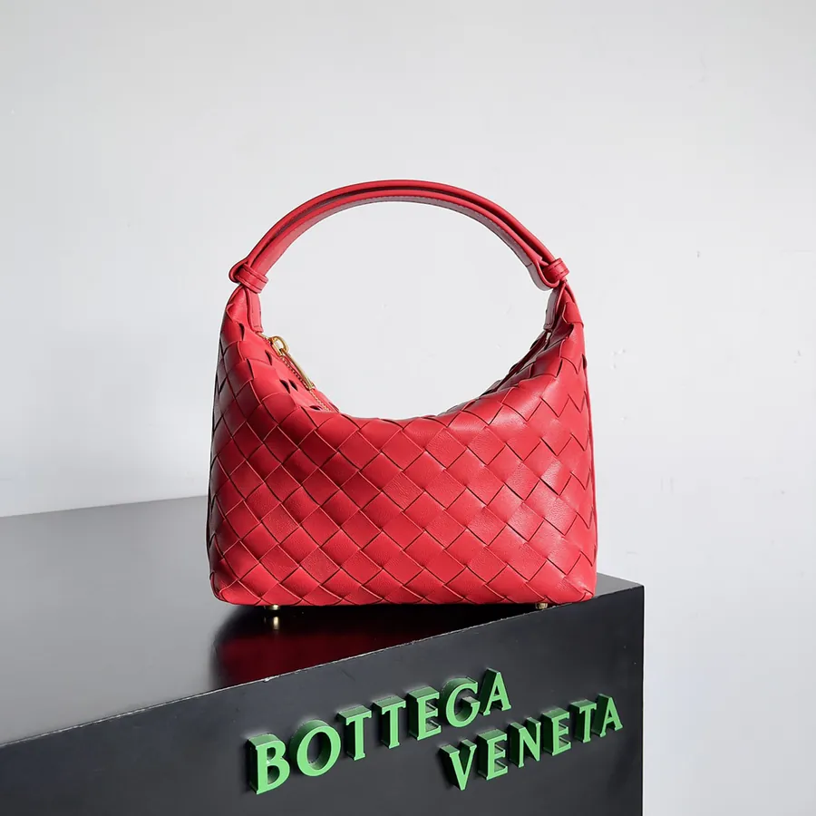 Bottega Veneta 2024 Trendy Bento Bag with Intrecciato Craftsmanship