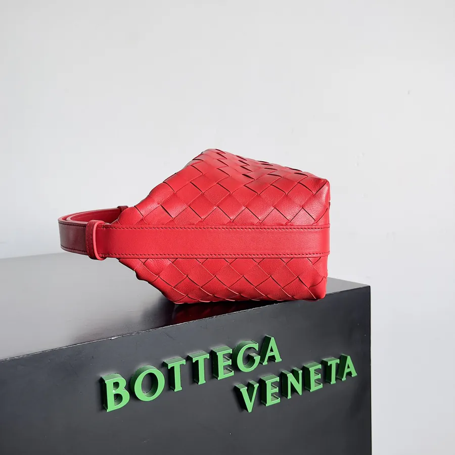 Bottega Veneta 2024 Trendy Bento Bag with Intrecciato Craftsmanship
