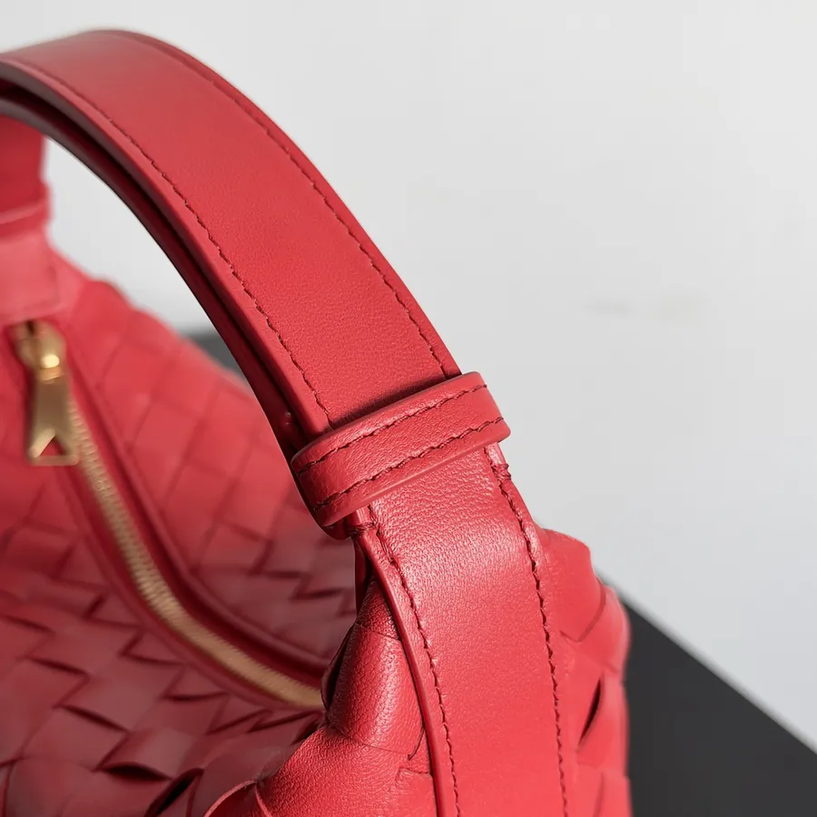 Bottega Veneta 2024 Trendy Bento Bag with Intrecciato Craftsmanship