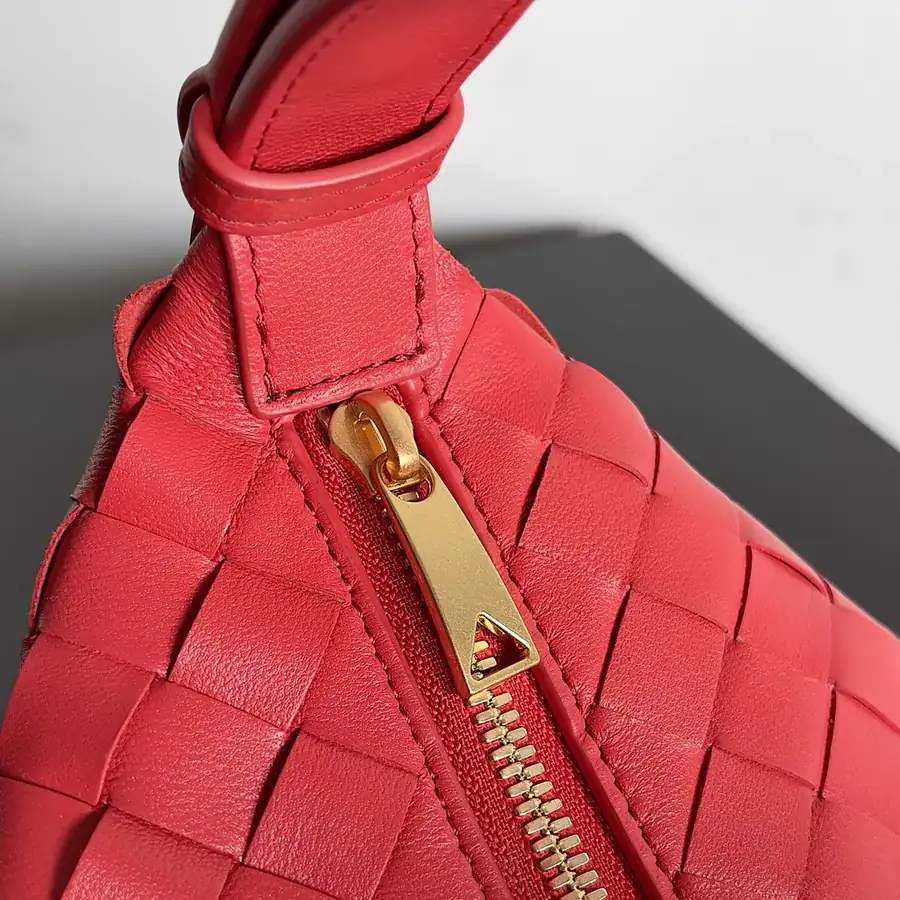 Bottega Veneta 2024 Trendy Bento Bag with Intrecciato Craftsmanship