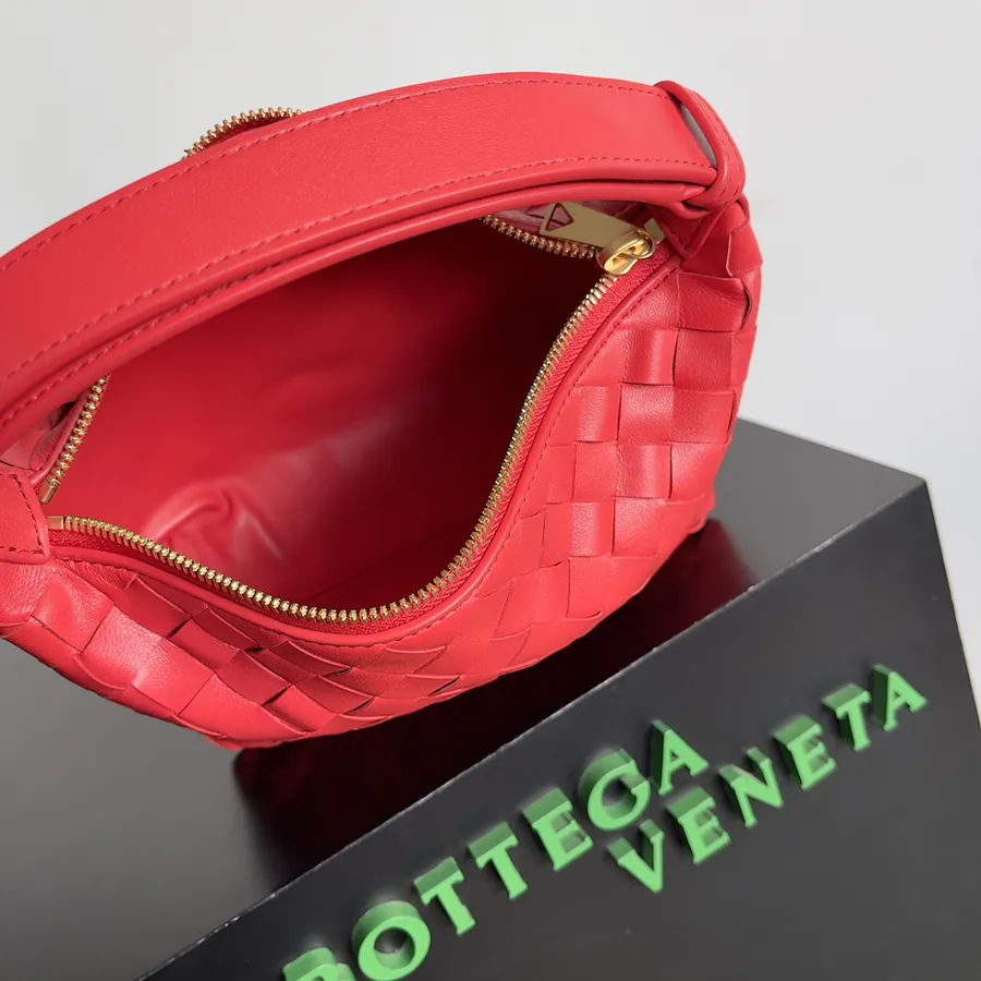 Bottega Veneta 2024 Trendy Bento Bag with Intrecciato Craftsmanship