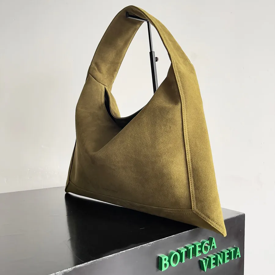 Bottega Veneta 2024 Autumn Winter Collection Classic Style Handbag