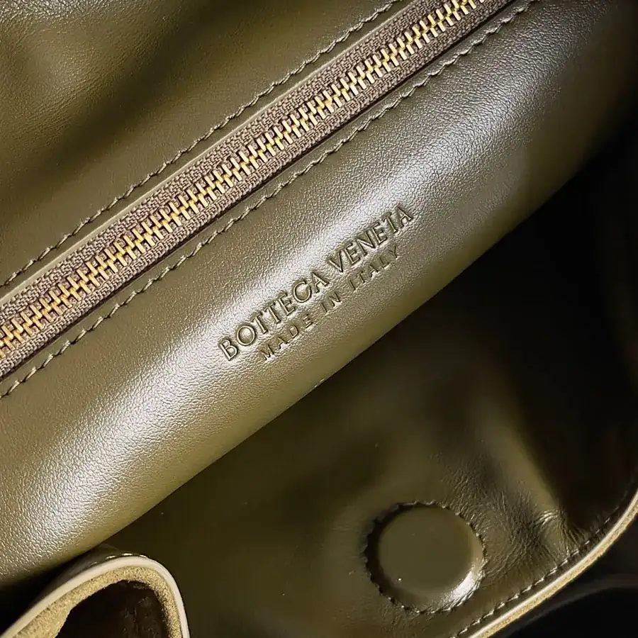 Bottega Veneta 2024 Autumn Winter Collection Classic Style Handbag