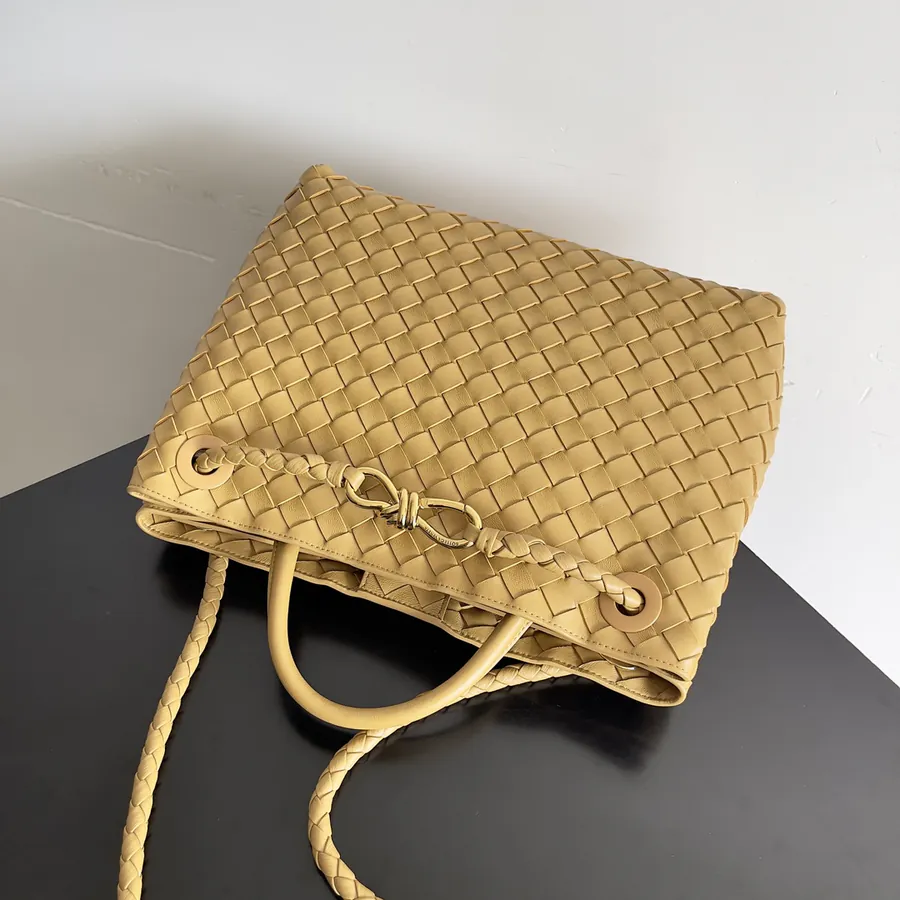 Bottega Veneta 2023 New Andiamo Bucket Bag