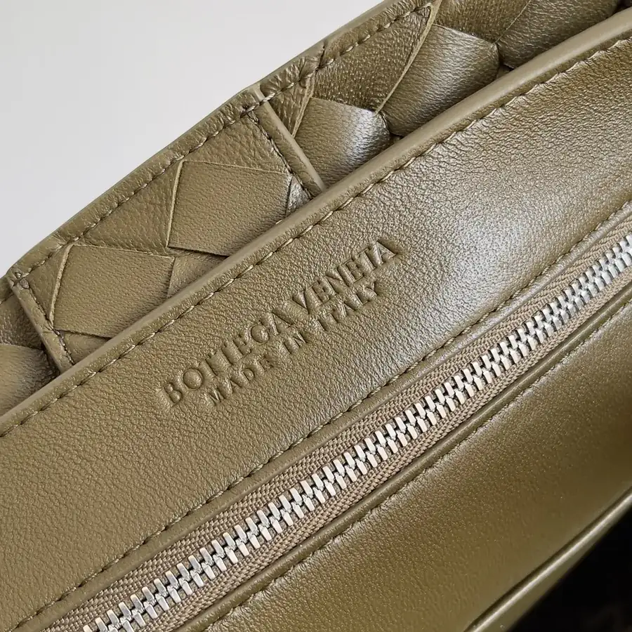 Bottega Veneta 2023 New Andiamo Bucket Bag