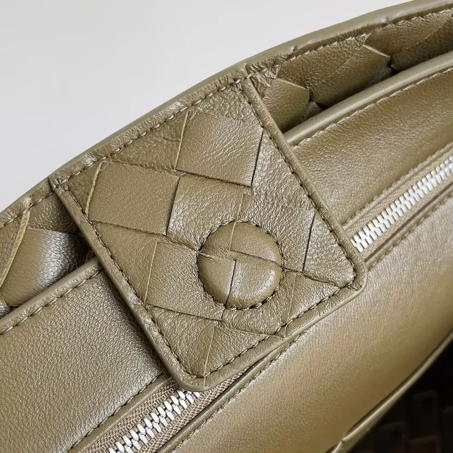 Bottega Veneta 2023 New Andiamo Bucket Bag