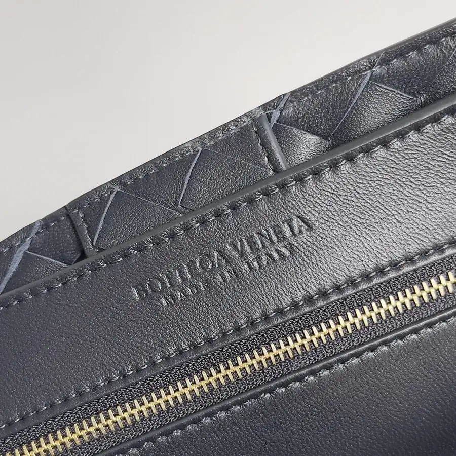Bottega Veneta 2023 New Andiamo Bucket Bag