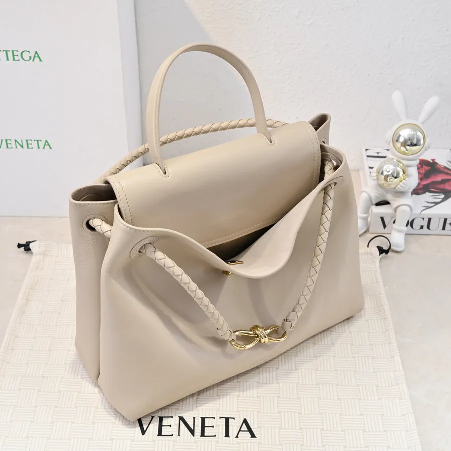 Bv Ciao Ciao Handbag Casual Elegance