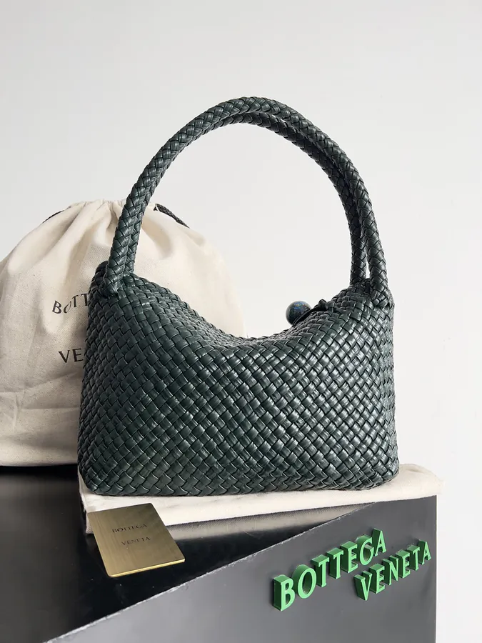 Bv Intrecciato Tote Classic Handcrafted Design