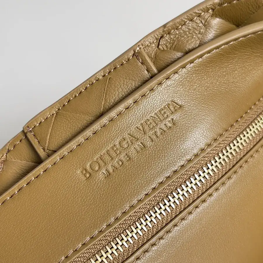 Bottega Veneta 2023 New Andiamo Bucket Bag