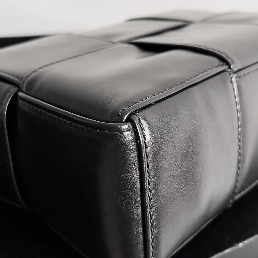 BOTTEGA VENETA Mini Cassette Stylish and Sophisticated Design