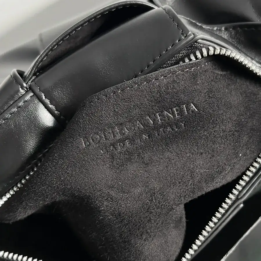 BOTTEGA VENETA Mini Cassette Stylish and Sophisticated Design