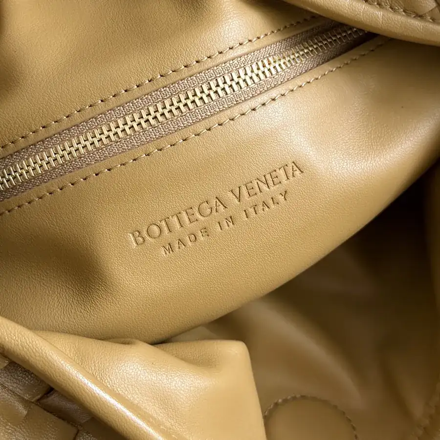 Bottega Veneta Hop Tote Seamless Design, Grained Calfskin