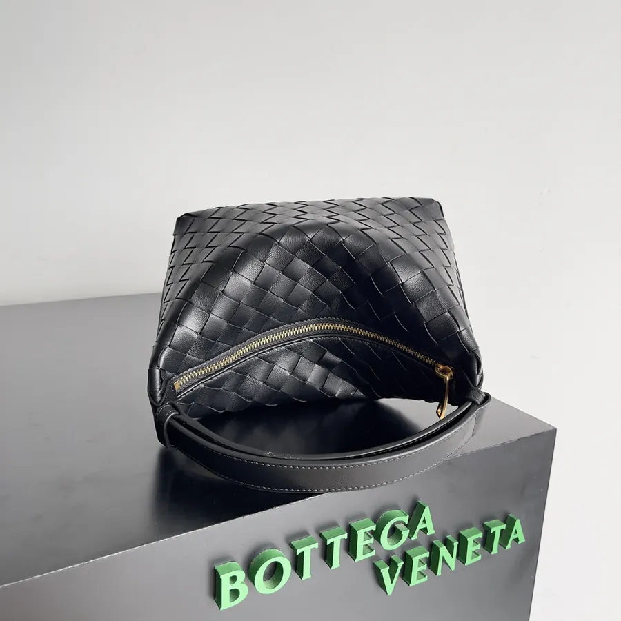 Bottega Veneta 2024 Trendy Bento Bag with Intrecciato Craftsmanship