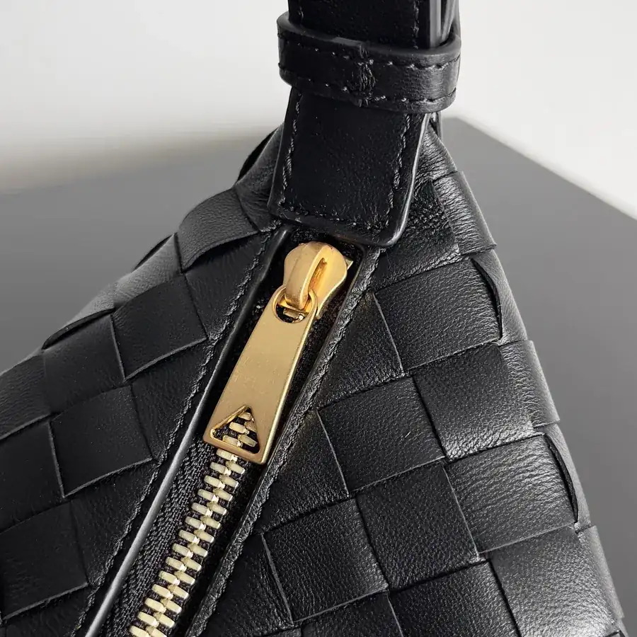 Bottega Veneta 2024 Trendy Bento Bag with Intrecciato Craftsmanship