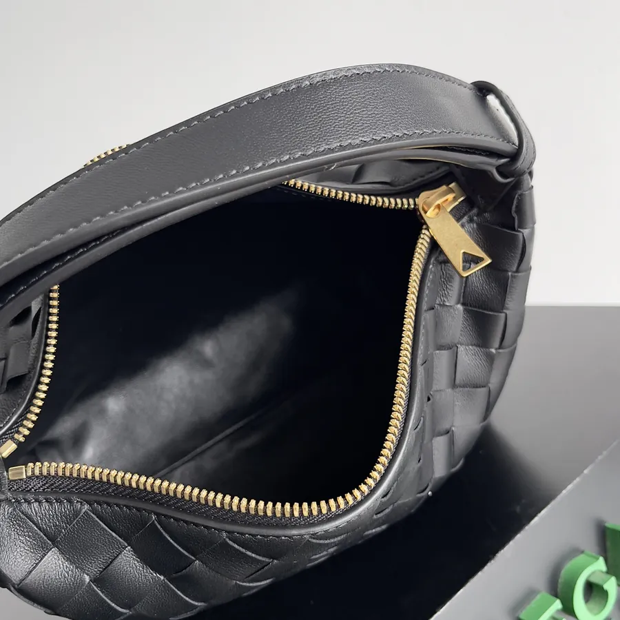 Bottega Veneta 2024 Trendy Bento Bag with Intrecciato Craftsmanship