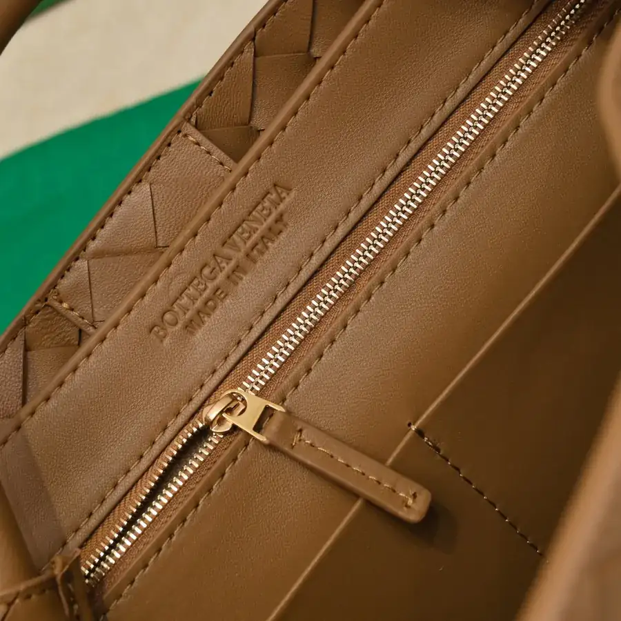 Bottega Veneta 2023 New Andiamo Bucket Bag