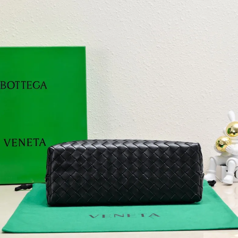 Bottega Veneta 2023 New Andiamo Bucket Bag