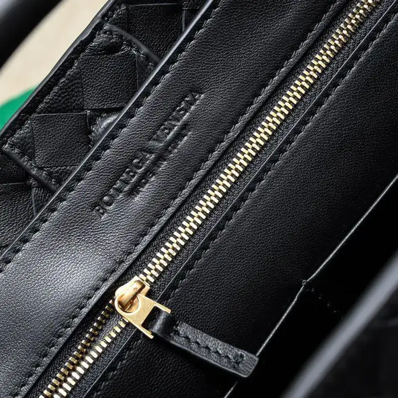 Bottega Veneta 2023 New Andiamo Bucket Bag