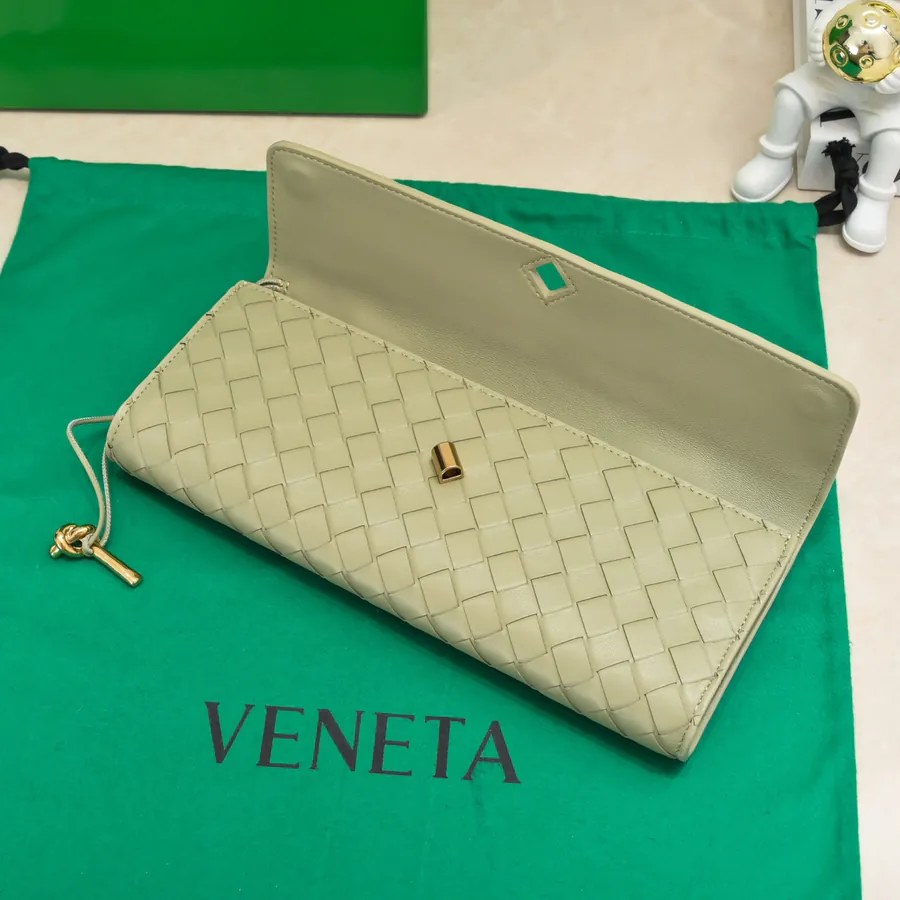 BV Andiamo Evening Handbag, Timeless Design and Sophisticated Elegance
