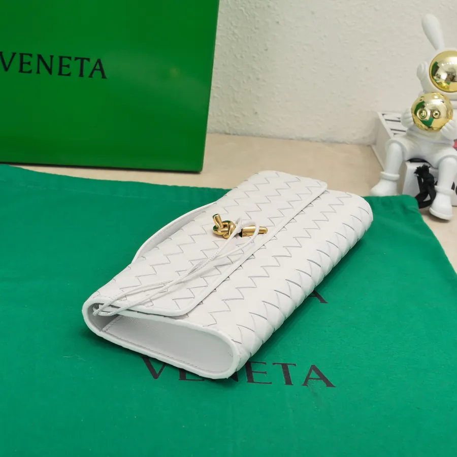 BV Andiamo Evening Clutch, Timeless Design and Sophisticated Elegance