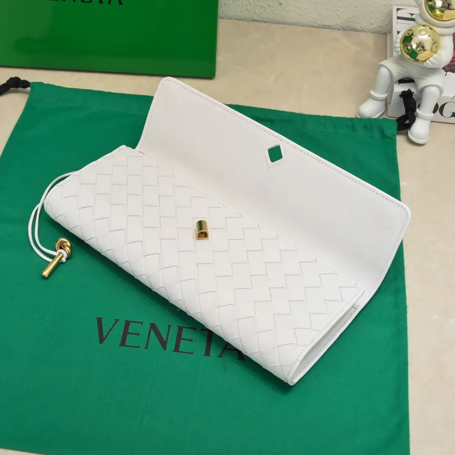 BV Andiamo Evening Clutch, Timeless Design and Sophisticated Elegance
