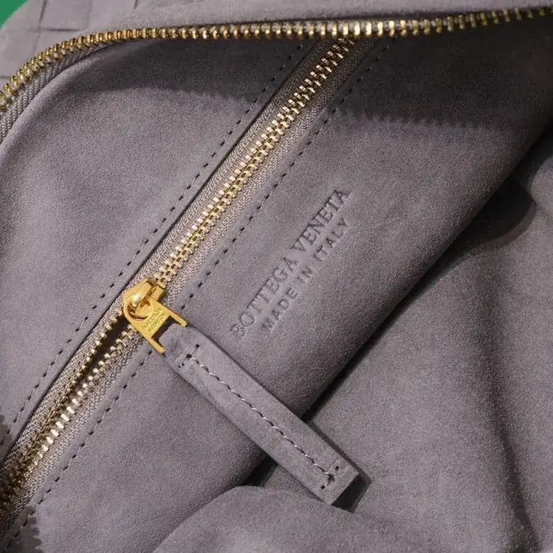 Jodie Bucket Bag in Medium Size