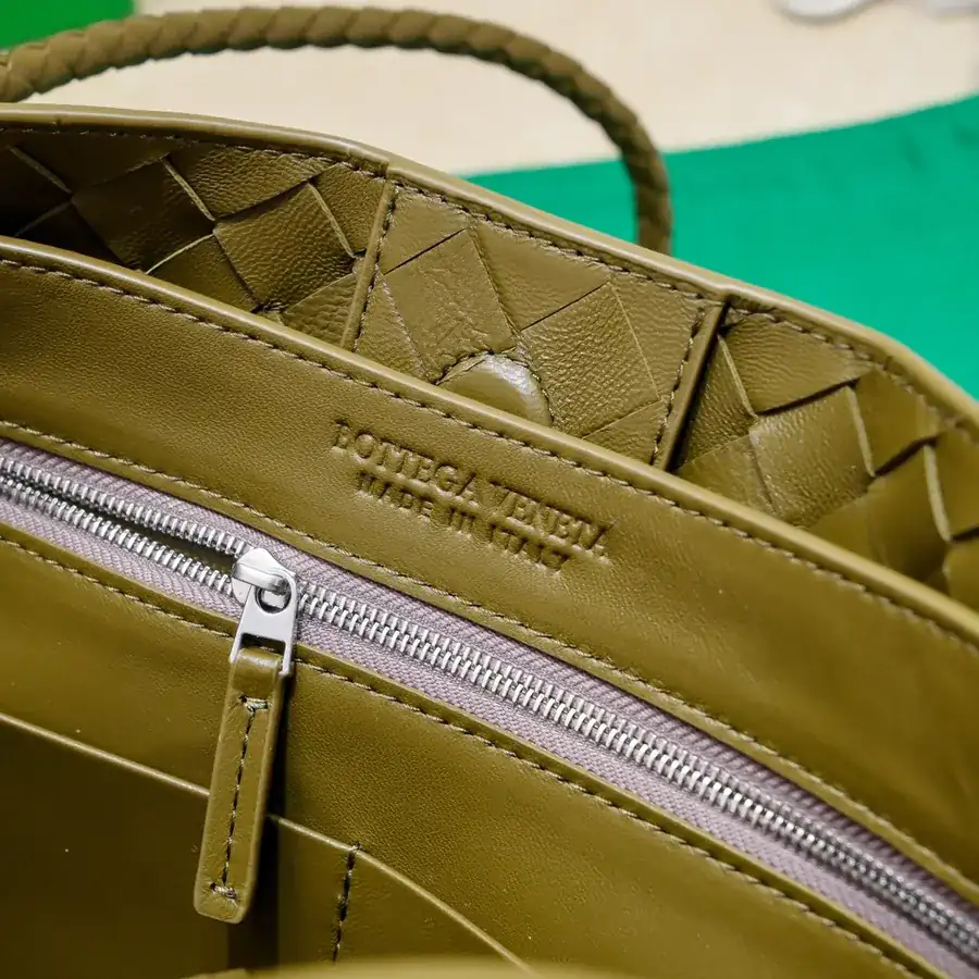 Bottega Veneta 2023 New Andiamo Bucket Bag