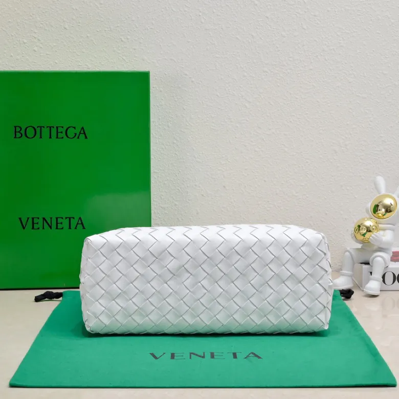 Bottega Veneta 2023 New Andiamo Bucket Bag
