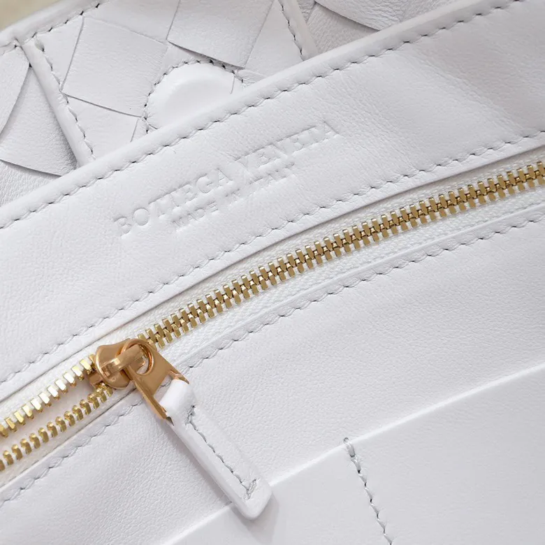 Bottega Veneta 2023 New Andiamo Bucket Bag