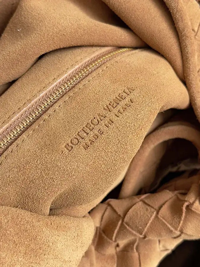 Bottega Veneta Hop Tote Seamless Design