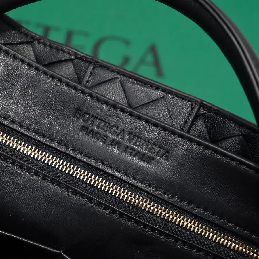 BOTTEGA VENETA Andiamo Small Chain Bag