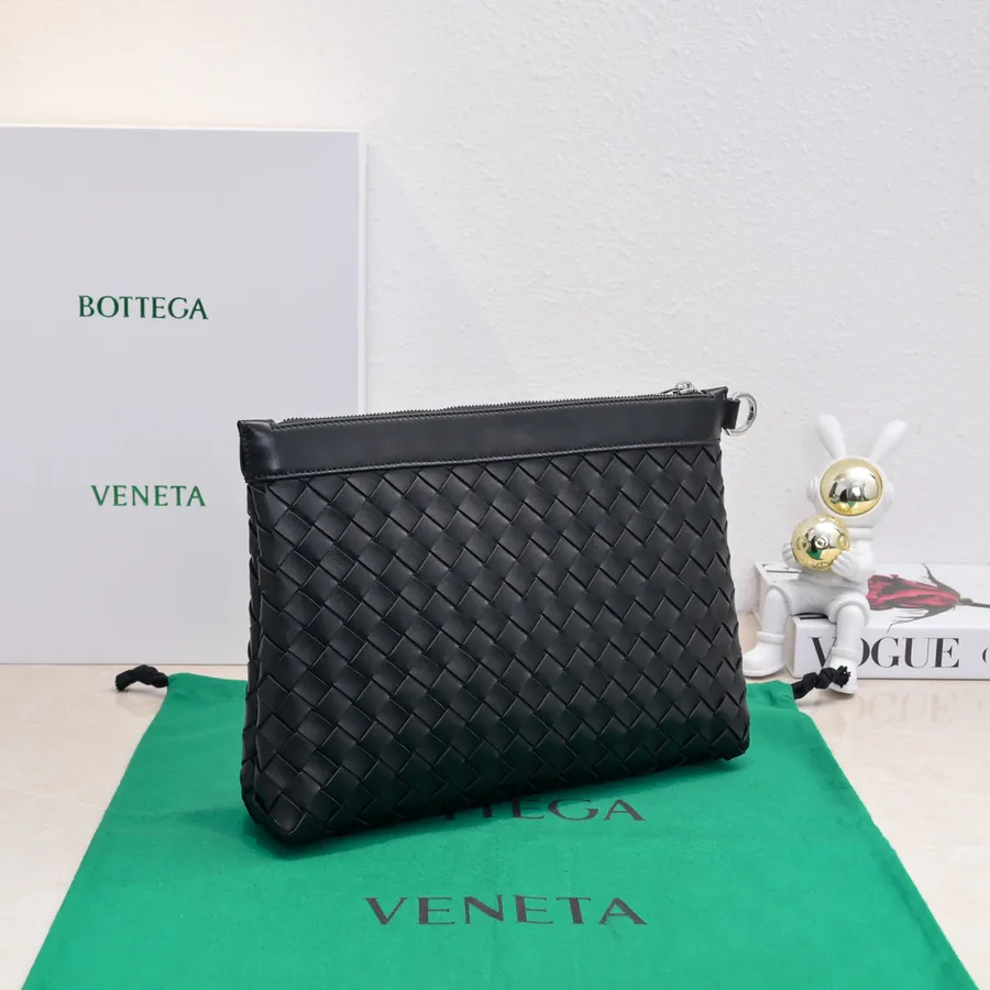 Bottega Veneta Bucket Bag Modern Style