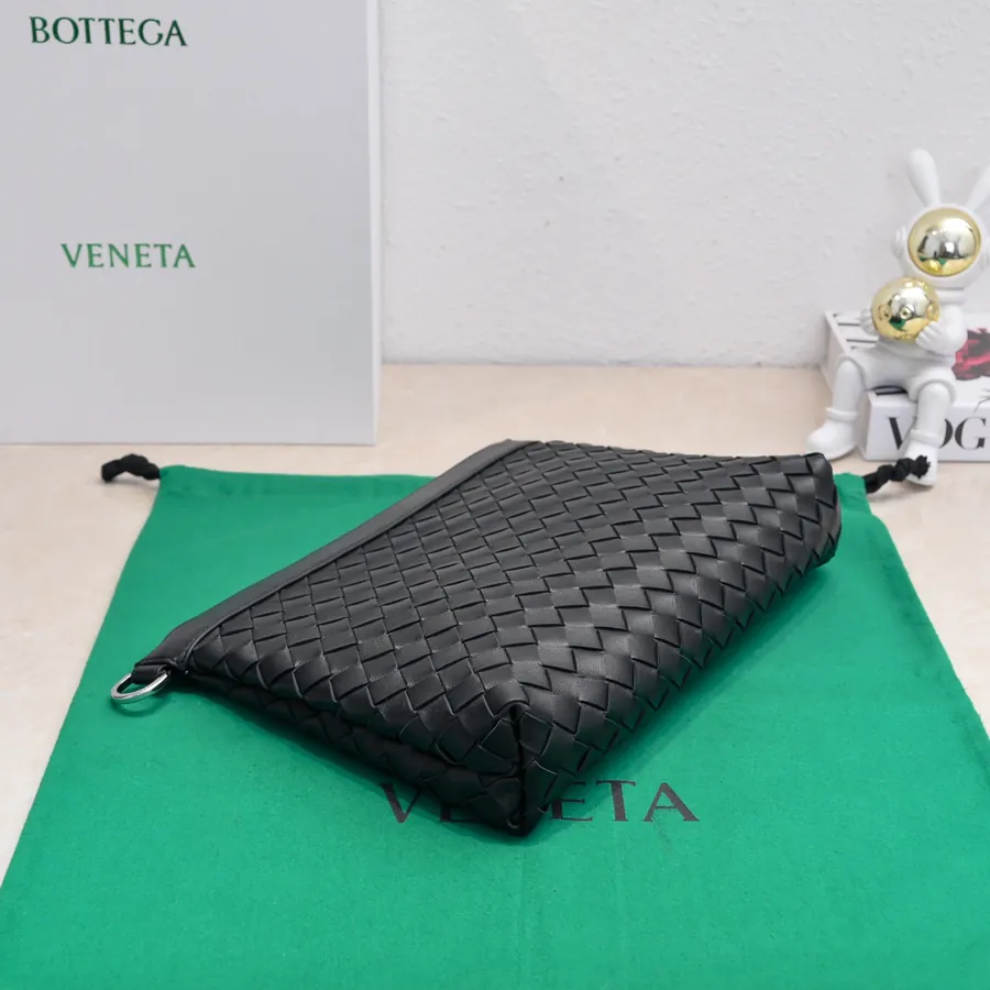 Bottega Veneta Bucket Bag Modern Style