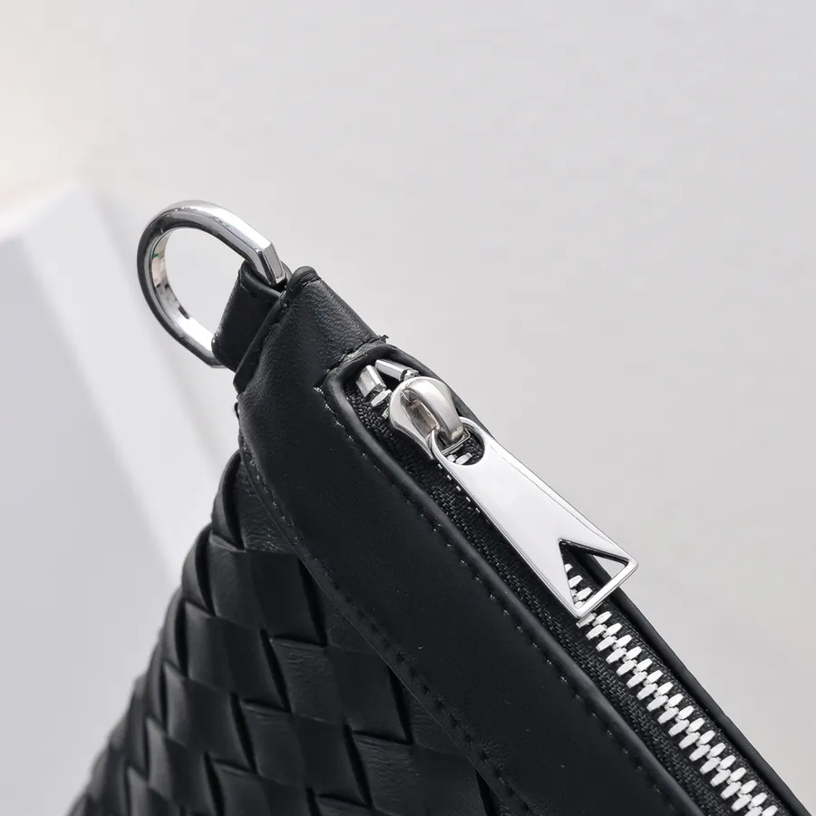 Bottega Veneta Bucket Bag Modern Style