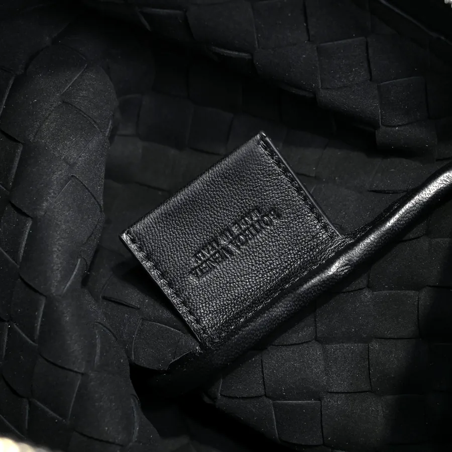 Bottega Veneta Bucket Bag Modern Style