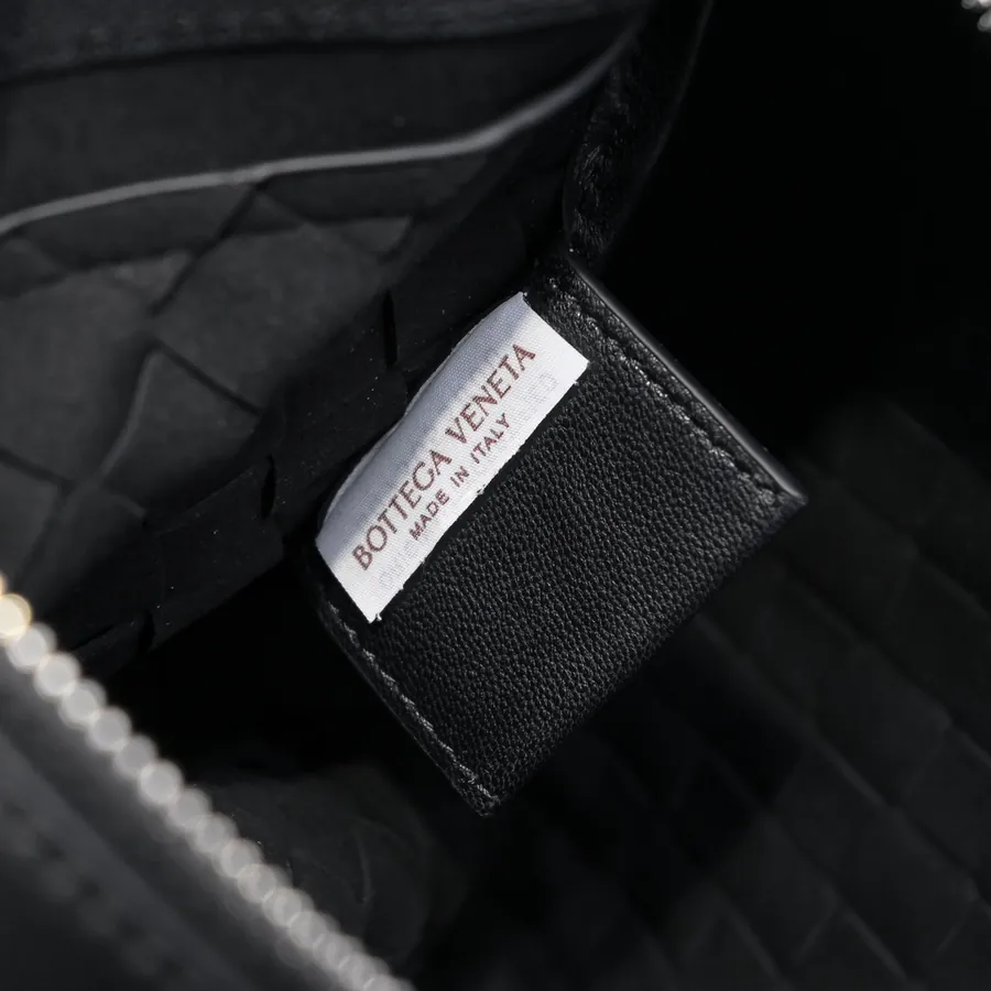 Bottega Veneta Bucket Bag Modern Style