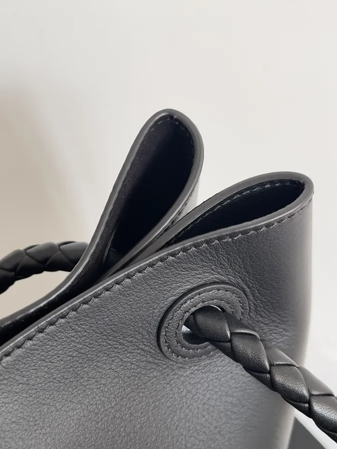 BV Full Leather Andiamo Casual 8 Button Bag