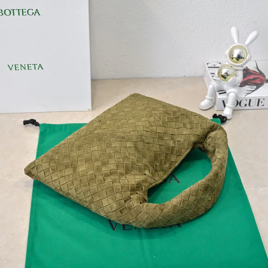 Bv Hop Bucket Bag in Grained Calfskin